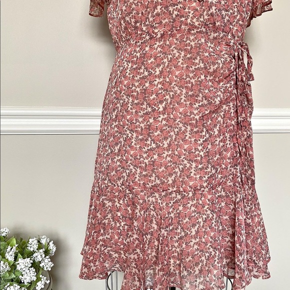 BB DAKOTA Call Me Daisy chiffon wrap dress - Picture 7 of 13